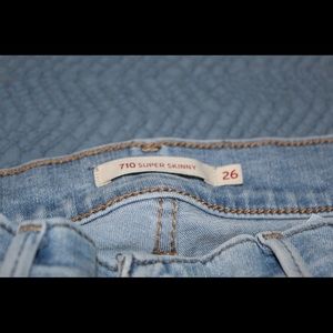 I’m selling 710, super skinny, light wash jeans!